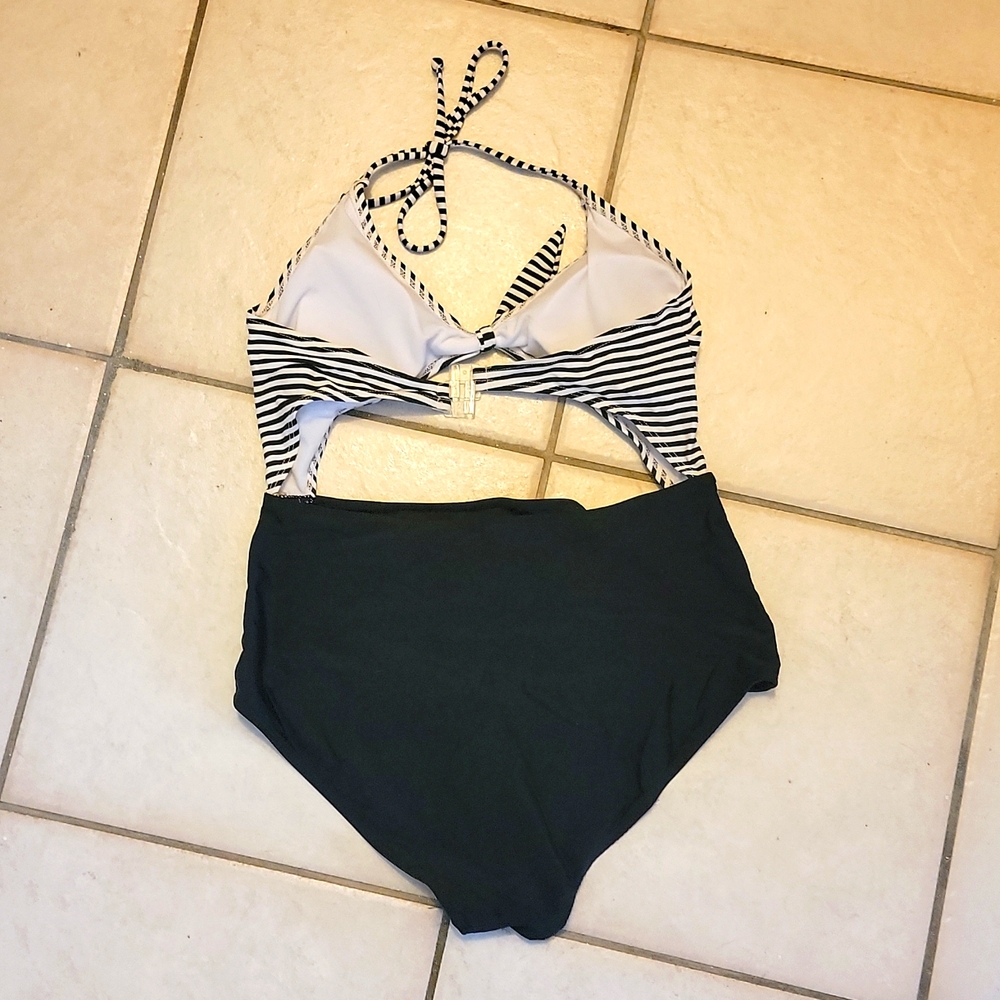 Bathing suit - Picture 2 of 4